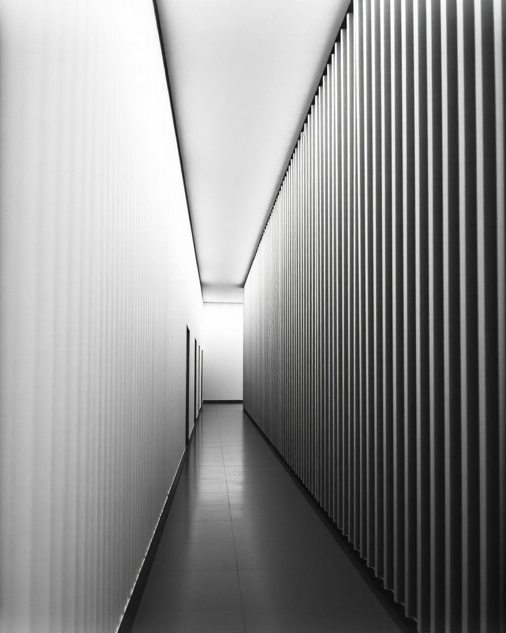 Gallery volume with concealed cove lighting